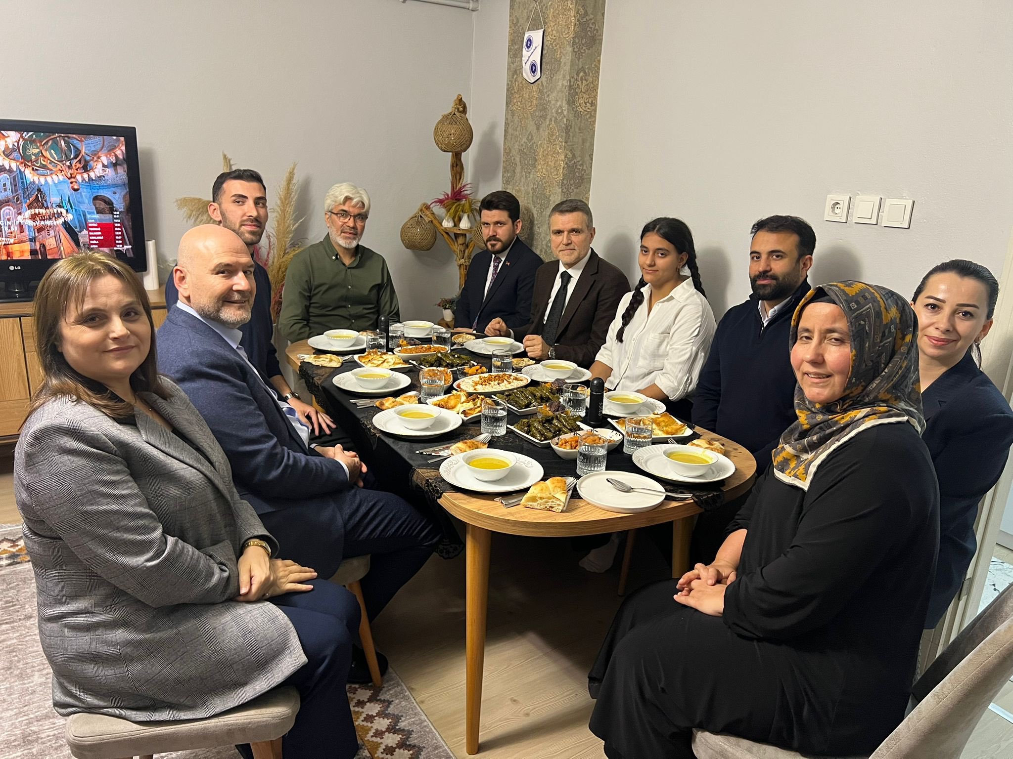 BEYOĞLU’NDA GÖNÜL SOFRASI: SÜLEYMAN SOYLU ULUSOY AİLESİYLE İFTAR YAPTI