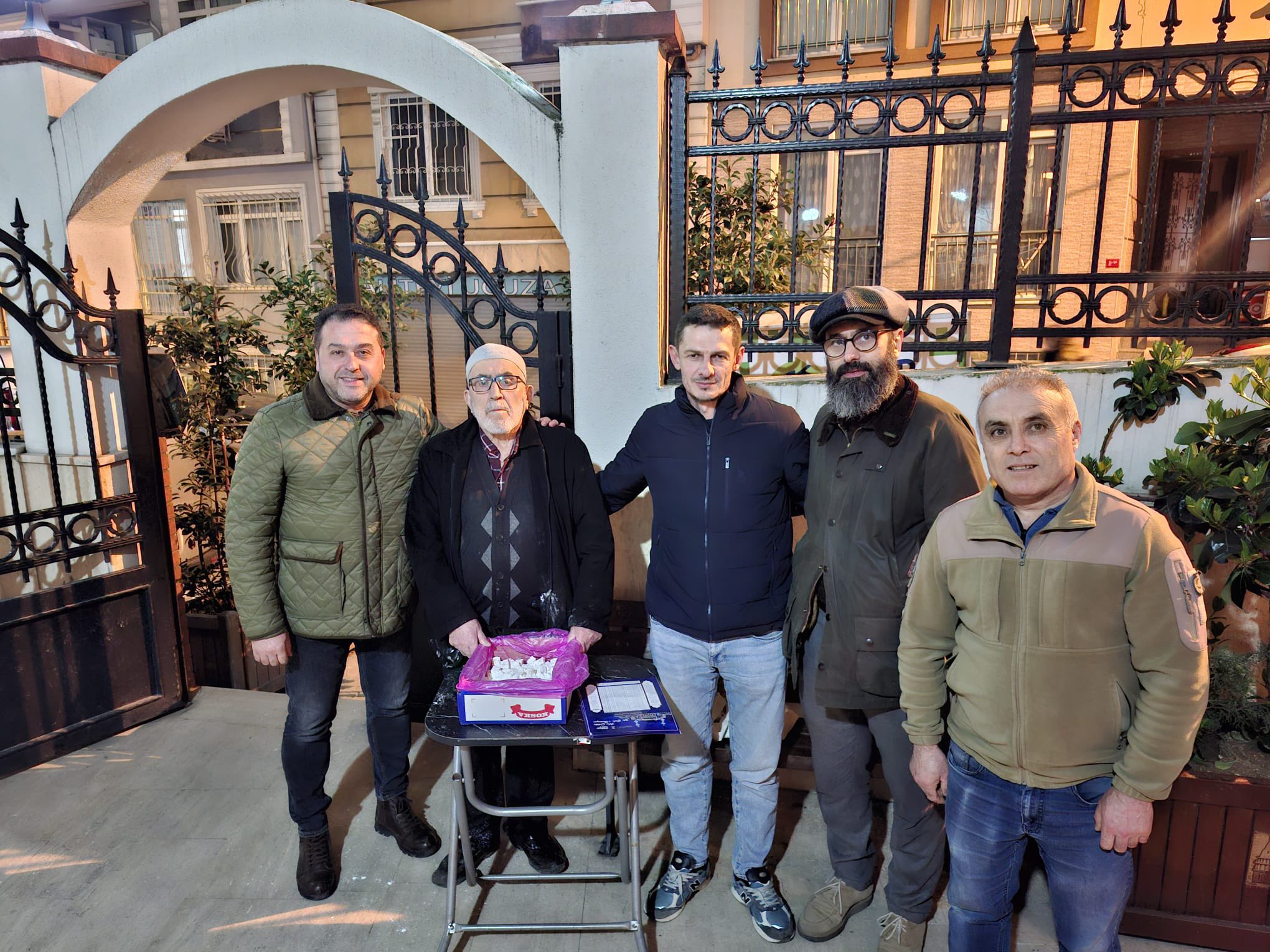 CAMİLERDE TERAVİH SONRASI LOKUM İKRAMI